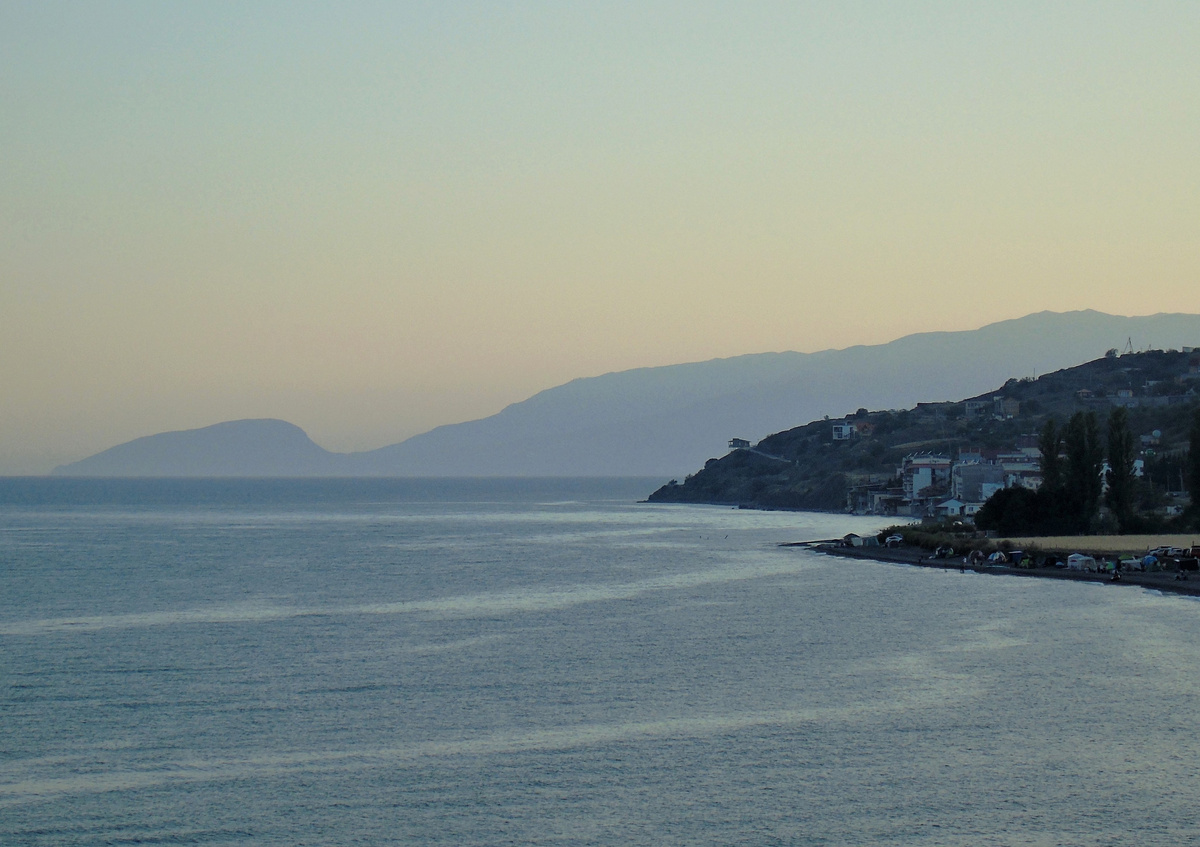 Вид на Аю-Даг с востока, с Приветного