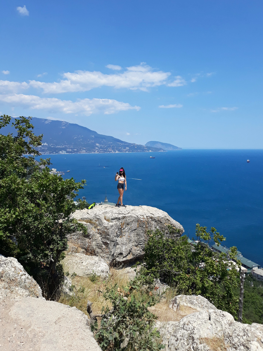 Вид на Аю-Даг с запада, с Царской тропы
