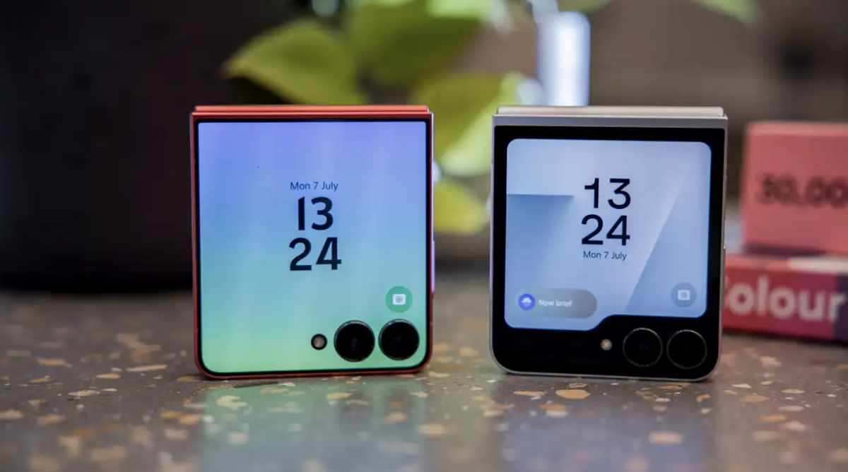 Разница между Z Flip 7 (слева) и Z Flip 7 FE (справа) очень очевидна