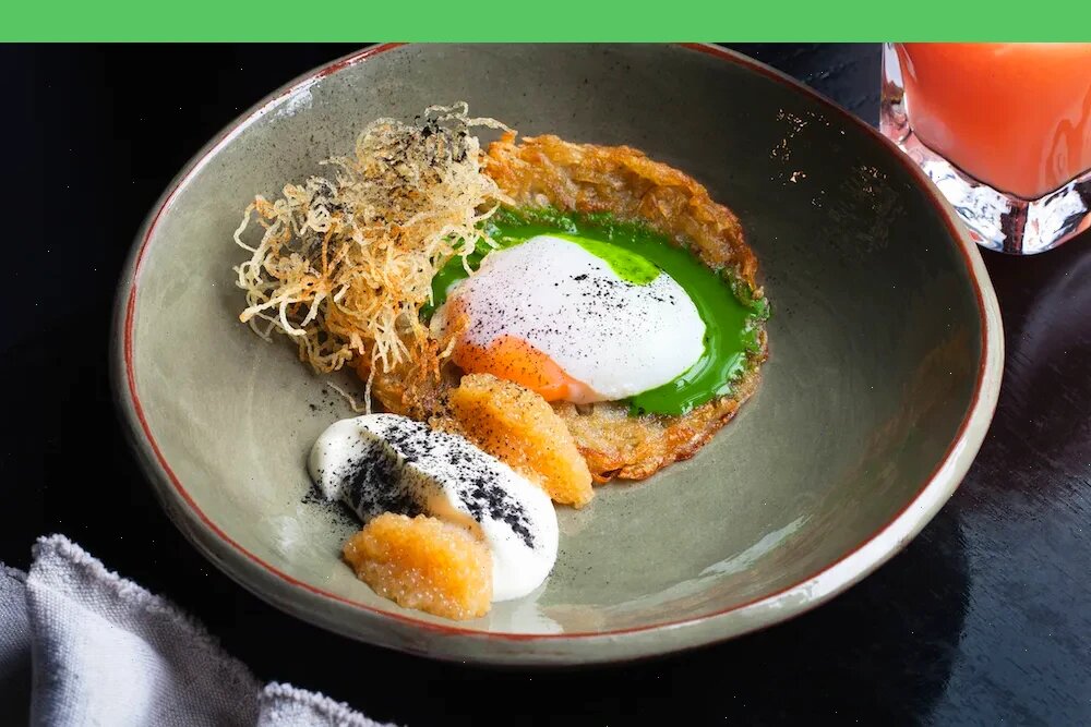 Драник с яйцом пашот и щучьей икрой по-русски