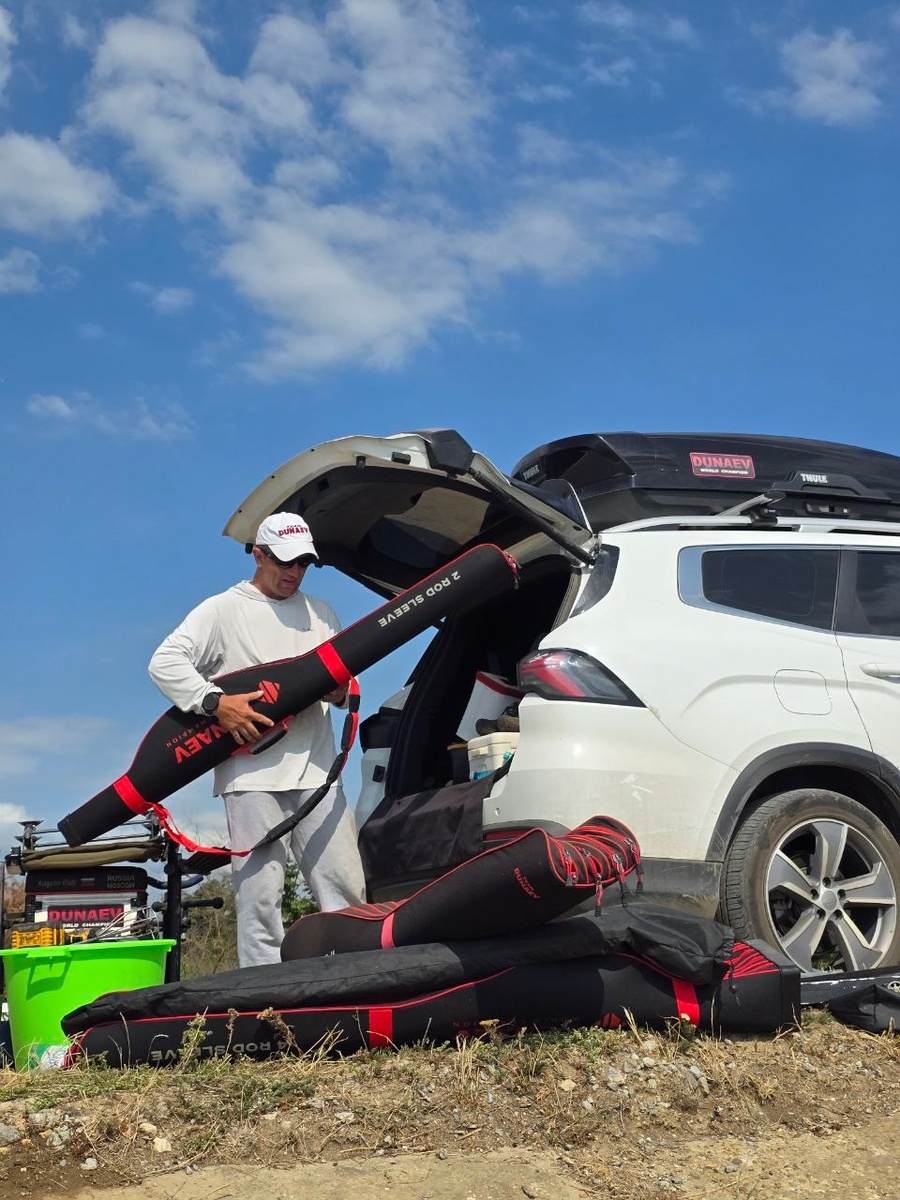 Виталий Колганов и его ... некий набор чехлов с удилищами. Фото со страницы ВК.