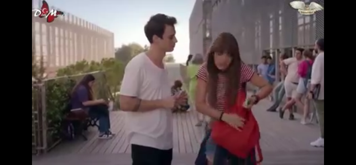 Стоп кадр из сериала «В пух и прах»