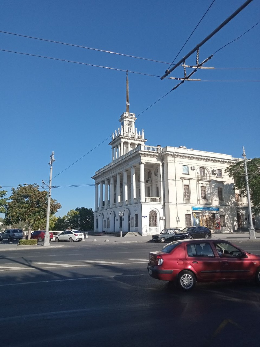 Площадь Ушакова.От нее идут две главные улицы города : Ленина и Большая Морская.