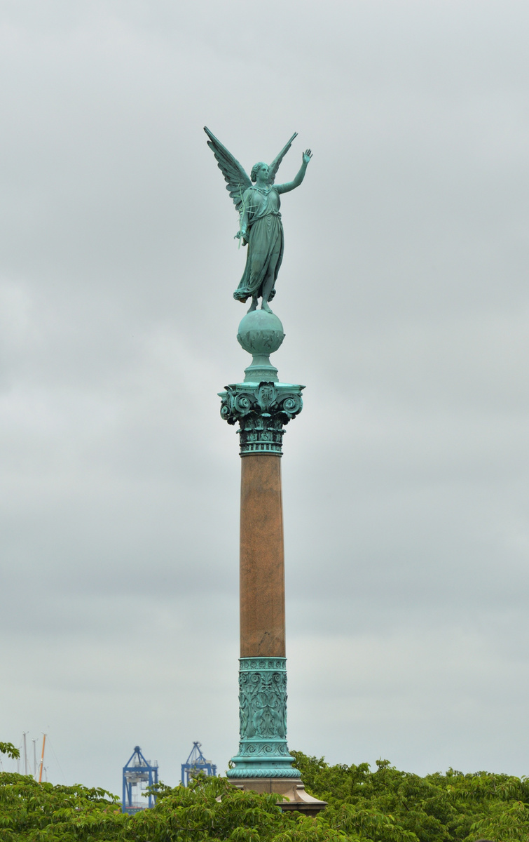   Статуя богине Победы.