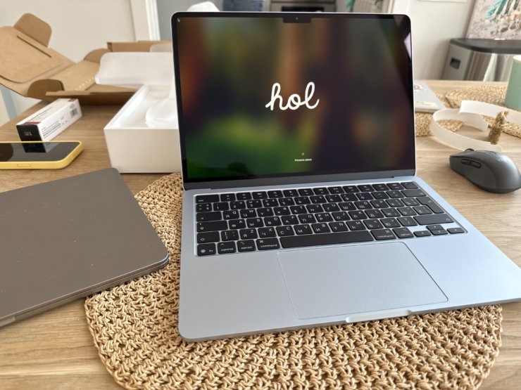    В цвете Sky Blue новый MacBook смотрится очень круто