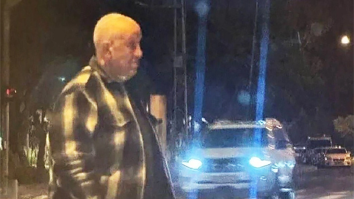  На этом размытом изображении поклонники тоже "рассмотрели" Пригожина. Кадры сняты в Тель-Авиве 13 июня 2025 года. Скриншот: "Фонтанка.ру"
