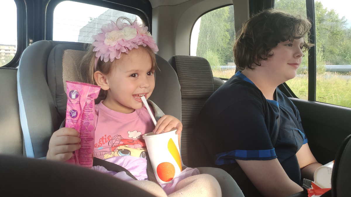  Дочь считает, что мне срочно нужен ободок как у нее. Потому что мы две принцессы и точка :)