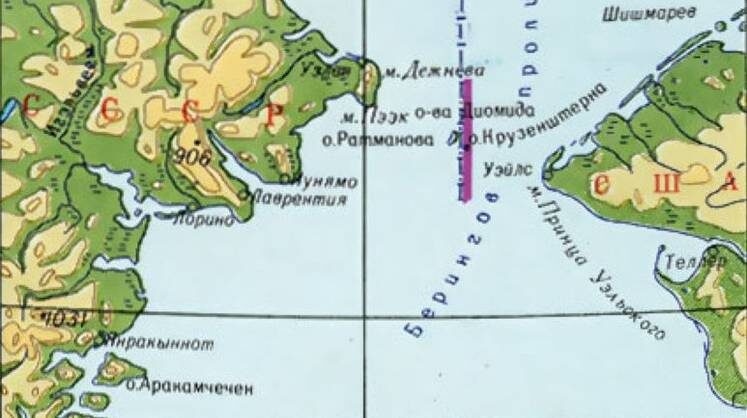    Изображение является общественным достоянием В Беринговом проливе между строва́ми Диомиида (другое название - острова Гвооздева) проходит граница РФ с США
