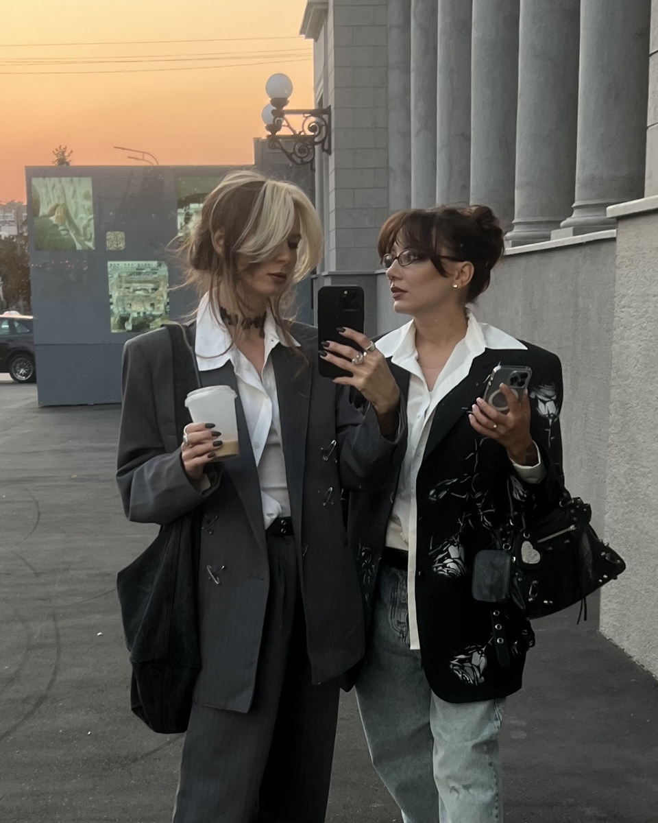 А это мы с подругой идём на тематическую вечеринку с пышными чёлками