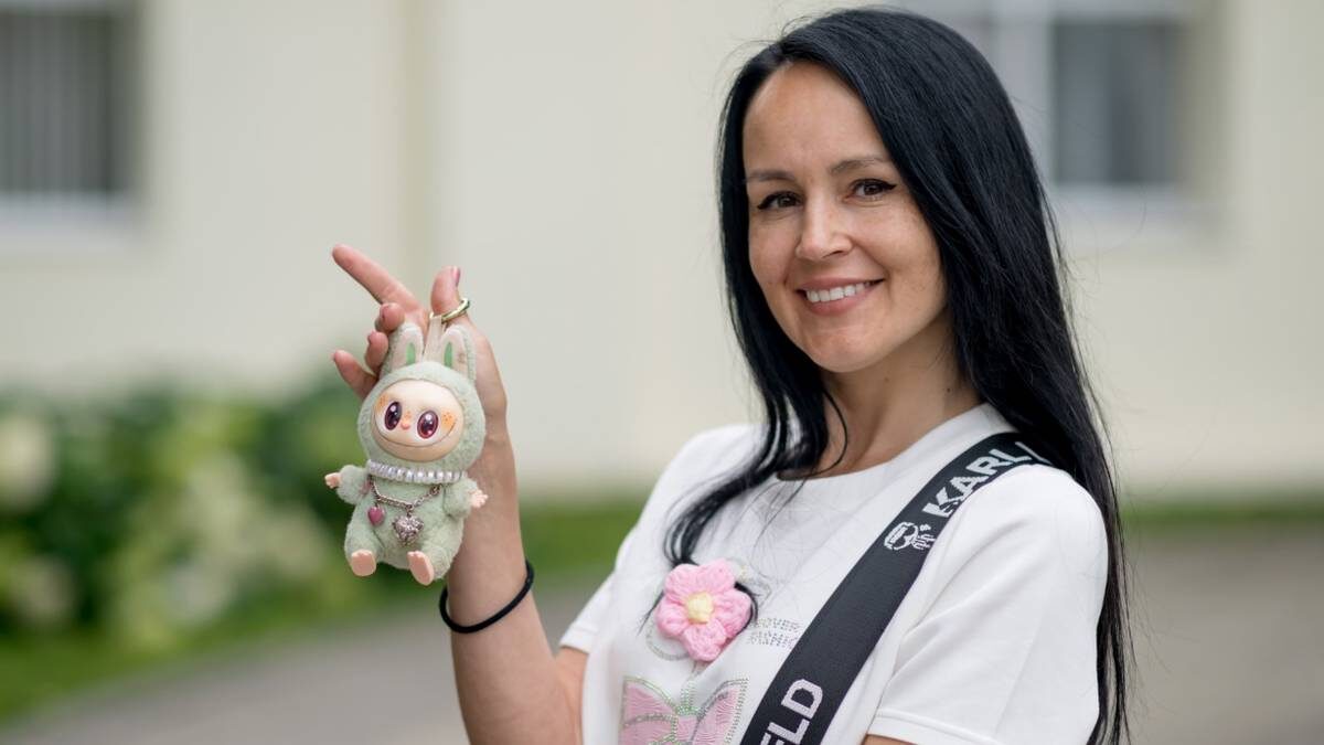    Юлия Федорова держит в руках монстрика Лабубу — заветную игрушку не только для детей, но и для взрослых / Фото: Дмитрий Дубинский / Вечерняя Москва