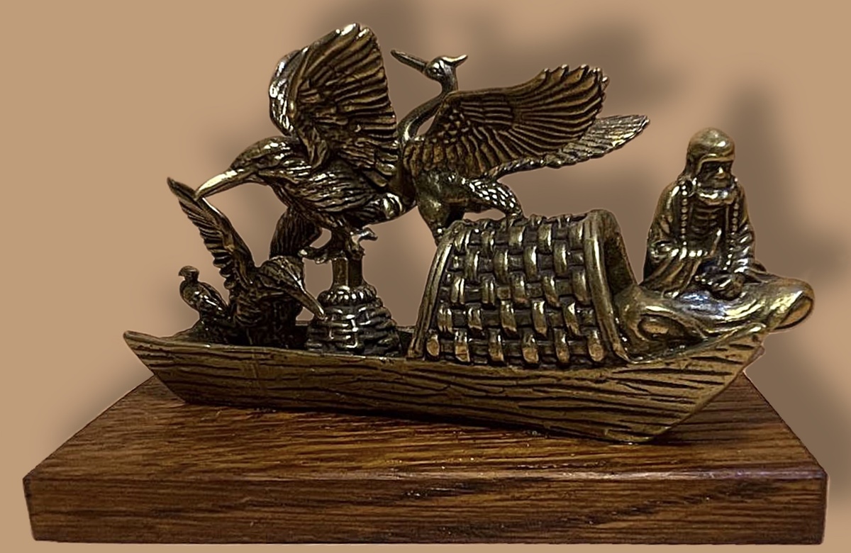 Композиция, высота 7 см. Фигуры и конструктивные элементы - бронза, латунь. Цоколь - лакированный дуб.