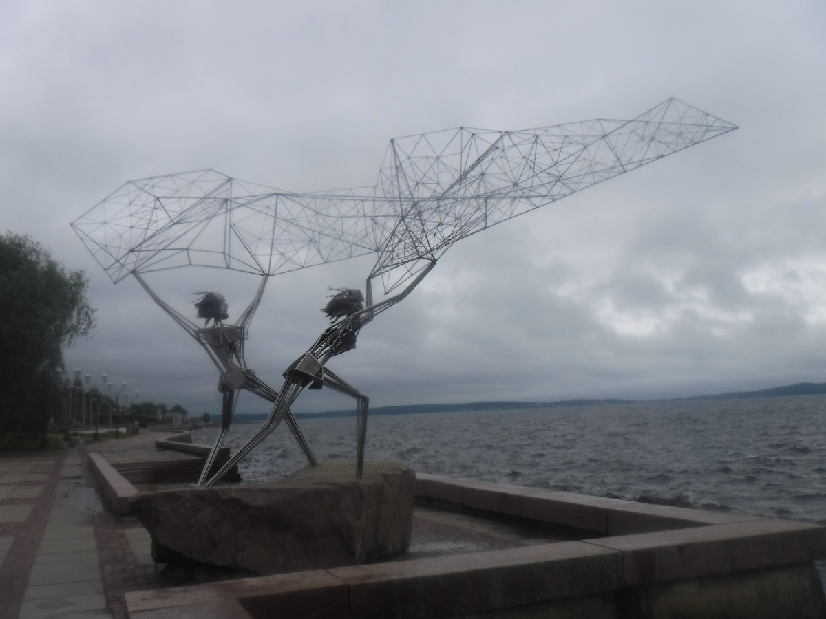 Рыбаки, закидывающие невод в Онежское озеро. Жанровых скульптур здесь много. Так, что и здесь есть на что посмортеть. 