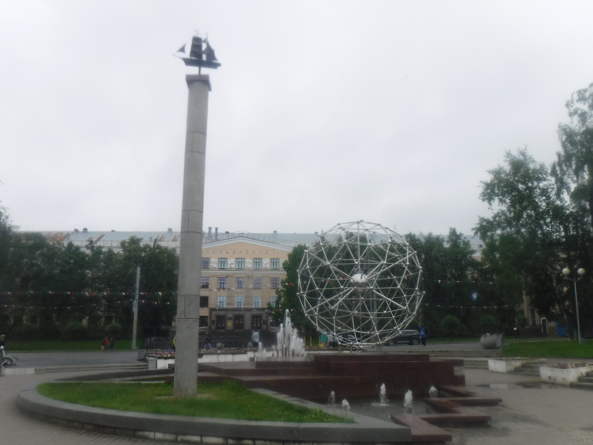 Молекула фуллерена. Творение Евгения Таева. Одного из главных архтекторов Петрозаводска. За молекулой главное здание Петрозаводского университета. Наверное архитектор Евгений таев просто не знал, что эти молекулы шести-пятиугольные, как футбольный мяч. Или он хотел сделать просто шар а фонтаны для красоты. Ещё - это научная аллегоря олицетворяющая студенческие умы. Вместо кораблика должны стоять студент и студнтка. Но это было слишком дорого