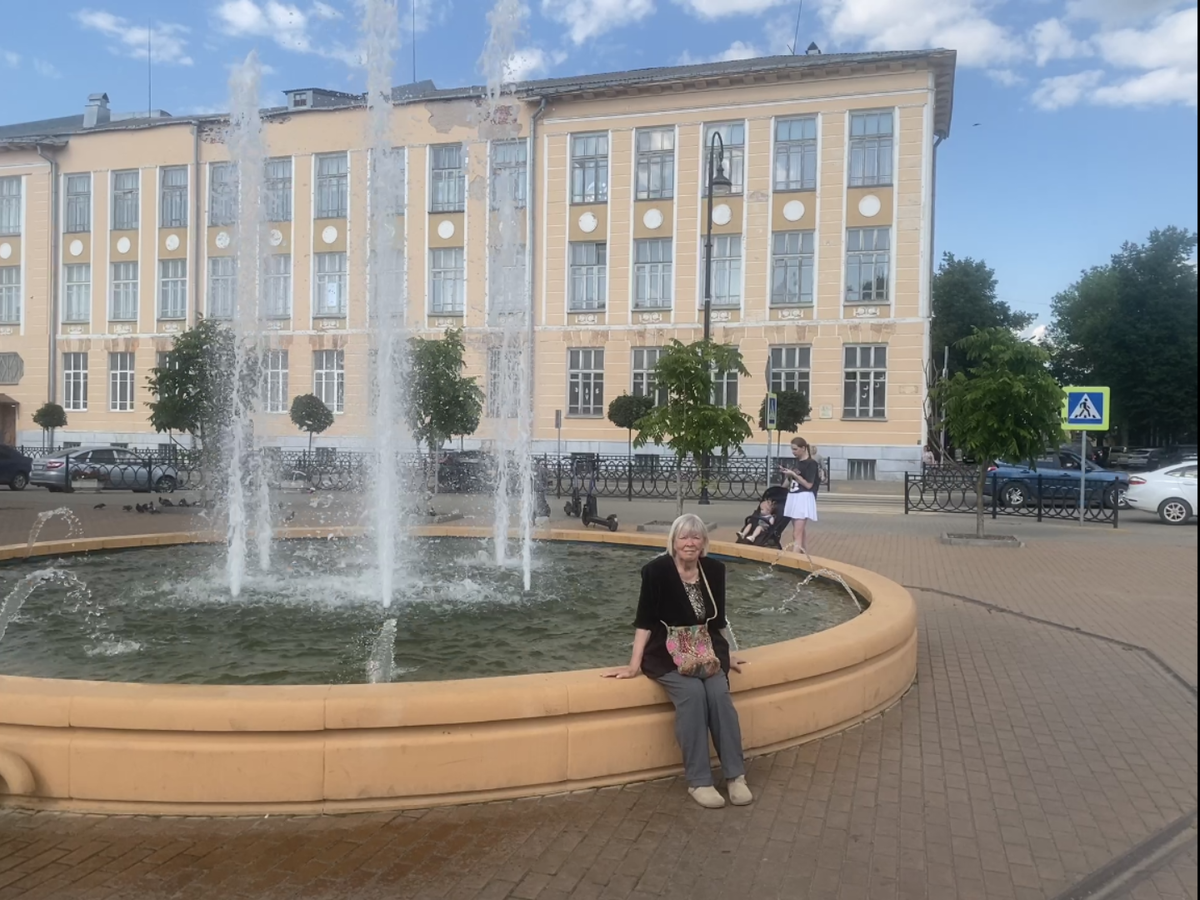 Фонтан в сквере напротив средней школы №1, в которой я училас с1 по середину 5 класса.