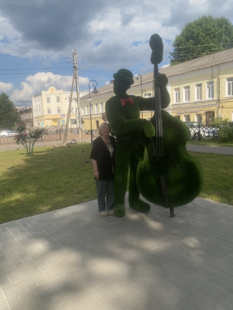 В сквере, прилегающем к улице Коммунарной