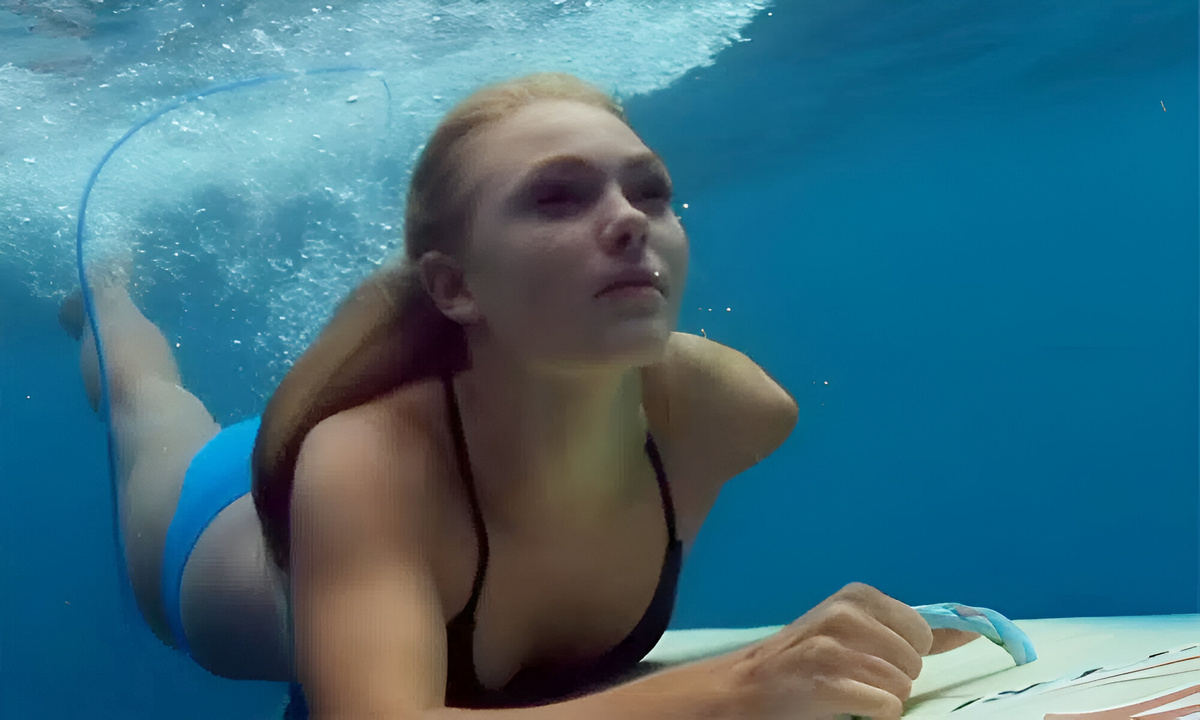 Кадр из фильма «Soul Surfer». Режиссер: Шон МакНамара. Производство: Brookwell-McNamara Entertainment, Enticing Entertainment, Island Film Group, Life's a Beach Entertainment, Mandalay Vision