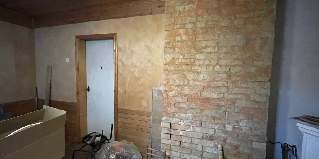 Внезапно поперек всех планов мы начали заниматься ремонтом большой комнаты в кирпичном доме