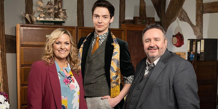 Вот они, красавчики: Шекспир; актер по имени Себастиан, который у наших детективов отвечает за звонки и перевоплощения; и Хэтэуэй﻿