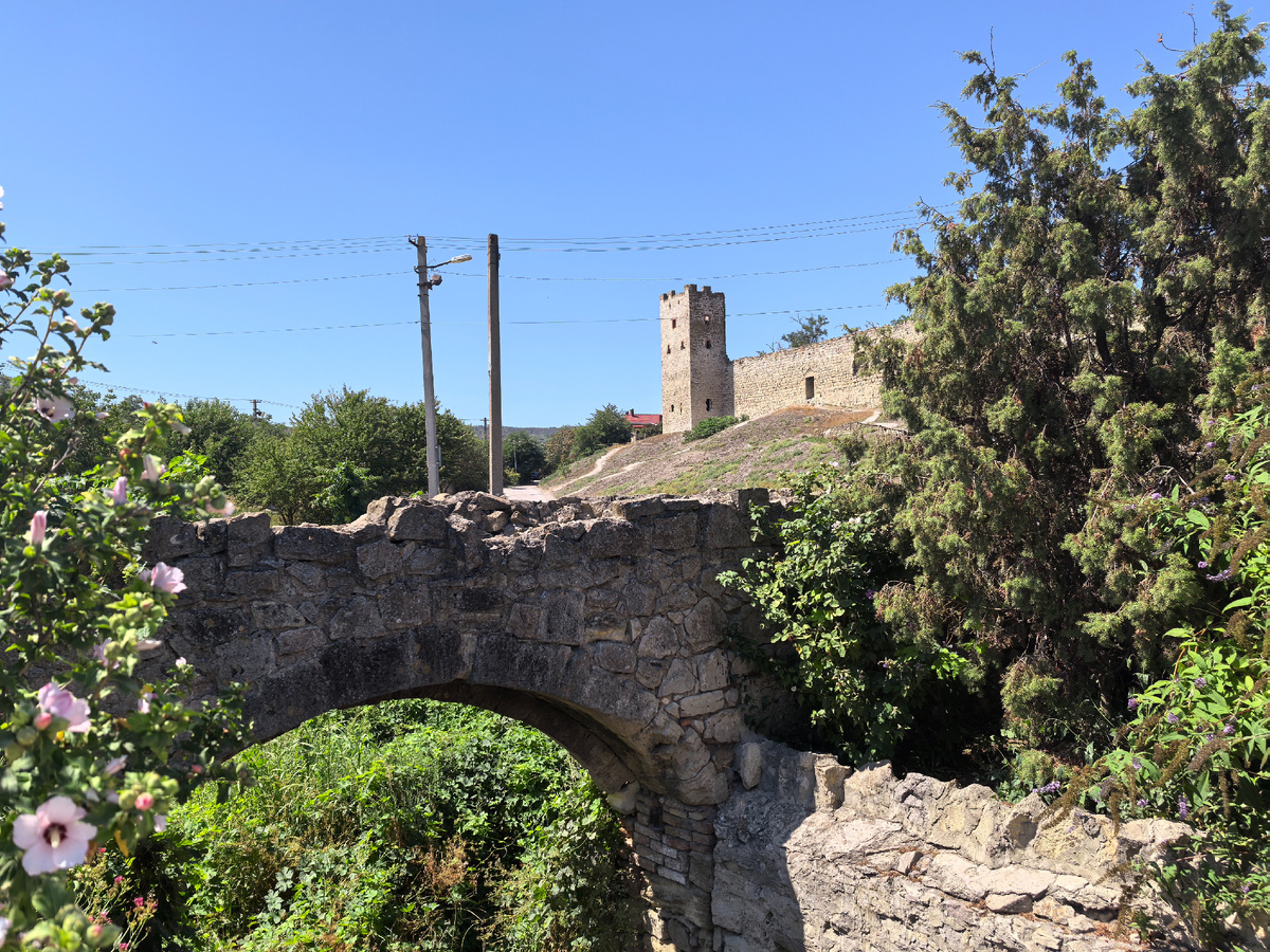 Вдали башня Климента