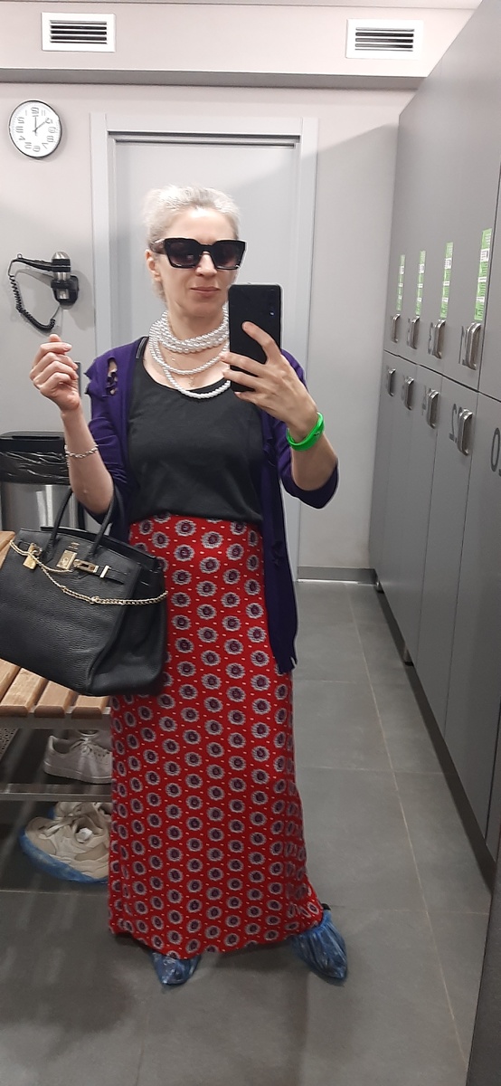 Вот так я ходила на занятия. Наконец-то нашла применение этой сумочке -- оказалось очень удобно носить в ней кроссовки и форму. 