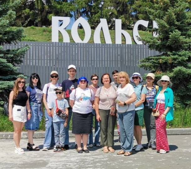 Наша экскурсионная группа рядом с надписью с названием города.