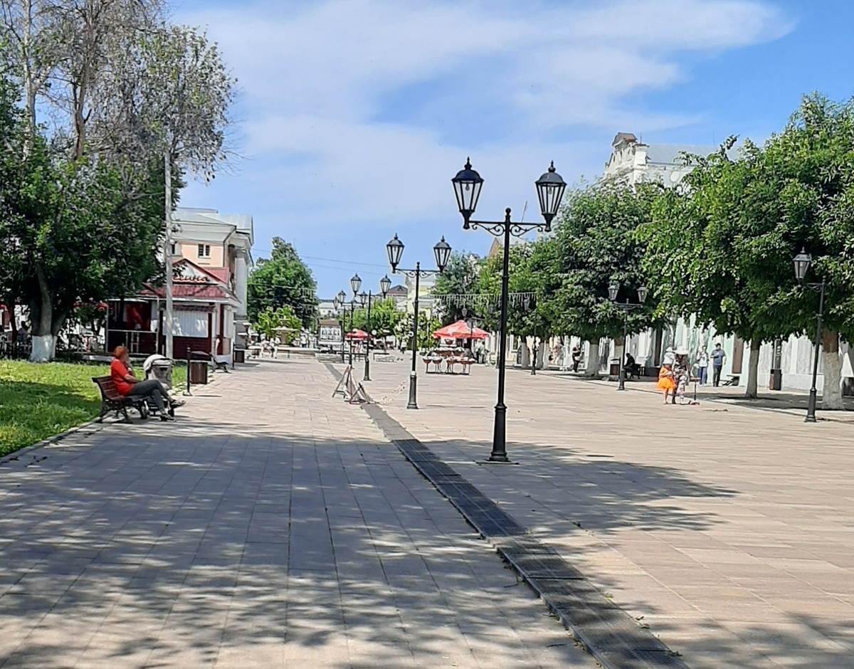 Вот это та самая длинная пешеходная улица. Почти все деревья на этой улице "коротко подстрижены" отчего создаётся ощущение курортного города.