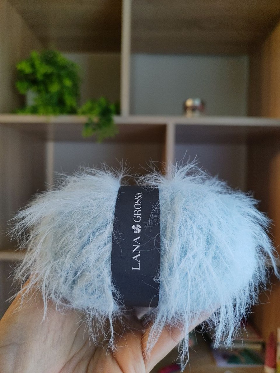 Соблазнил внешний вид и отличный состав. Дело в том, что часто подобная пряжа полностью синтетическая. Здесь же 50% мериноса.