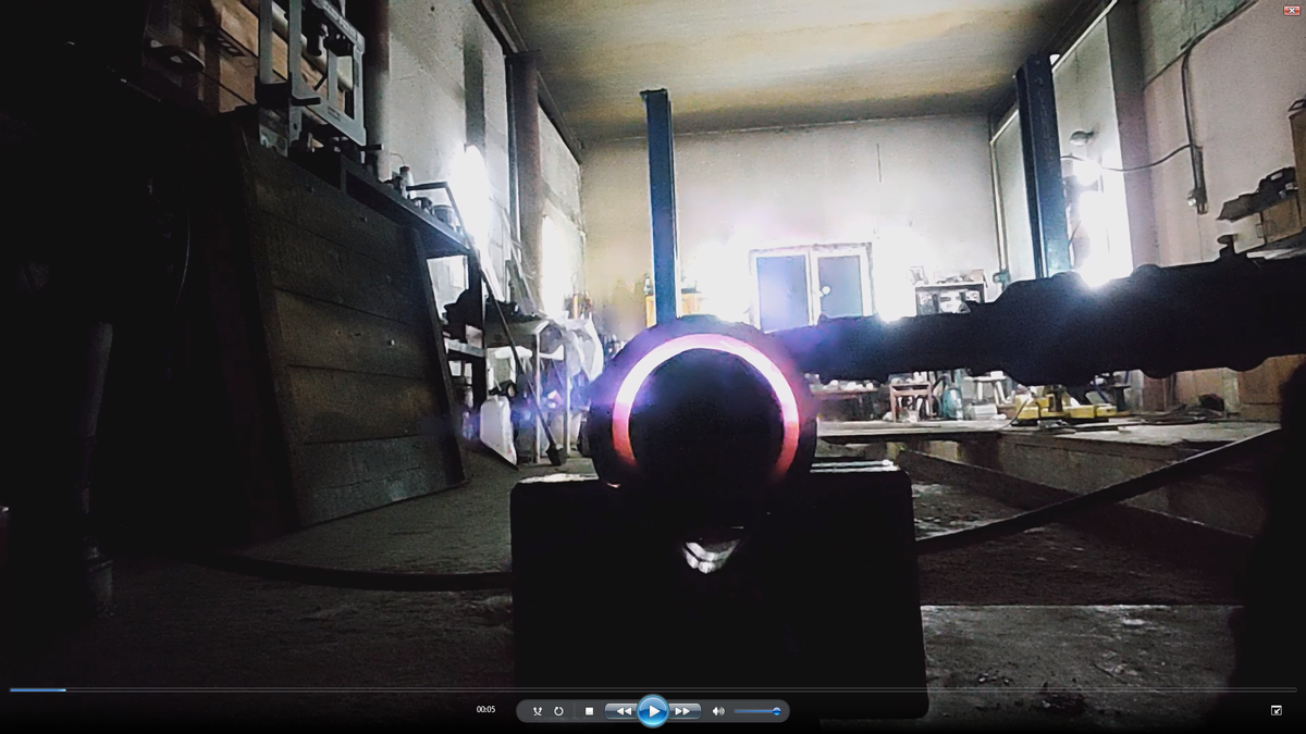 Прострел коаксиальной камеры с помощью ударной трубы.При возникновении детонации отчётливо видно распространение её как по часовой так и против часовой стрелки, что лишний раз свидетельствует о невозможности возникновения волны разряжения!Правило отбора в детонации, волн разряжения не бывает как таковых!