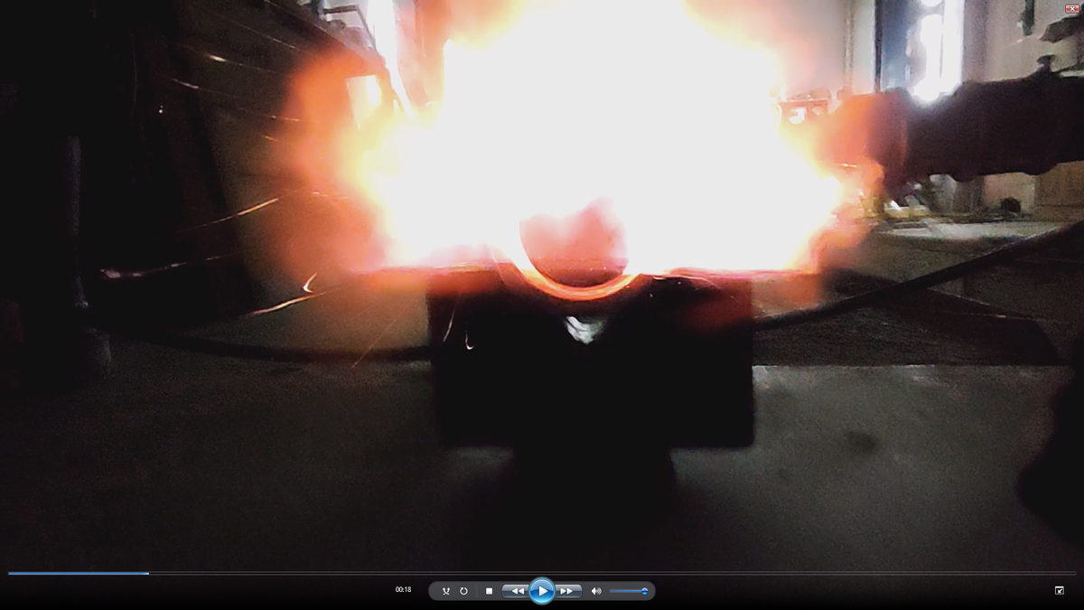 Возникновение перезжатой детонации снизу при встрече сходящихся лидирующих ударных волн.