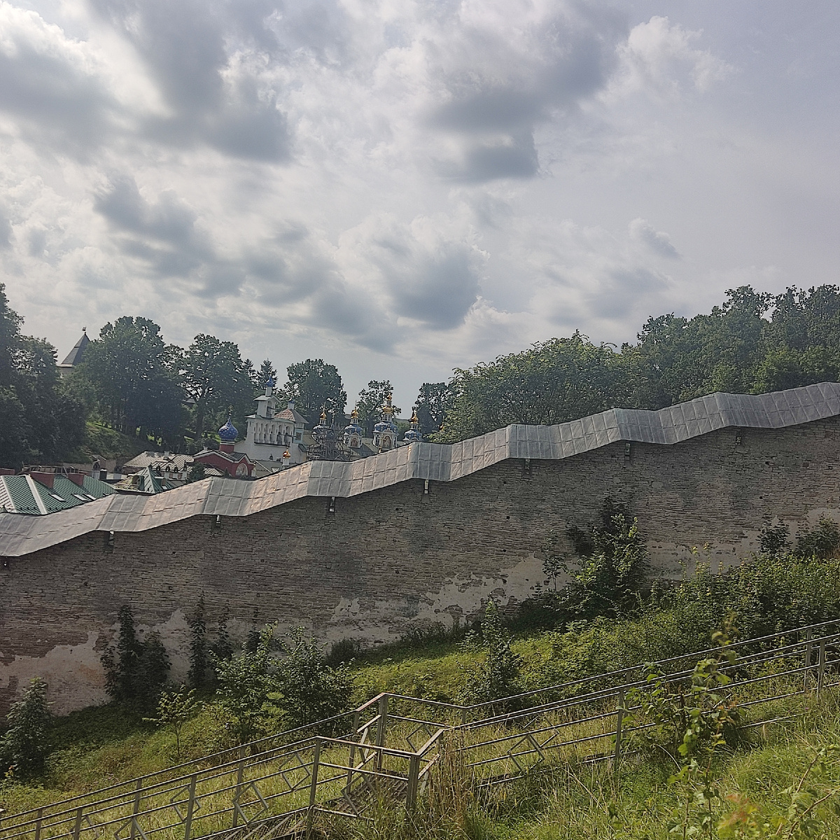 Вид на монастырь со смотровой площадки, сам монастырь стоит в овраге