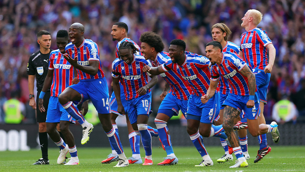    Футболисты «Кристал Пэлас» празднуют победу в матче против «Ливерпуля» (2:2, 3:2 по пенальти). Getty Images