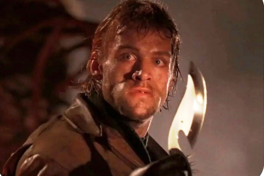 Брайан Томпсон выглядит очень пугающе в роли маньяка!