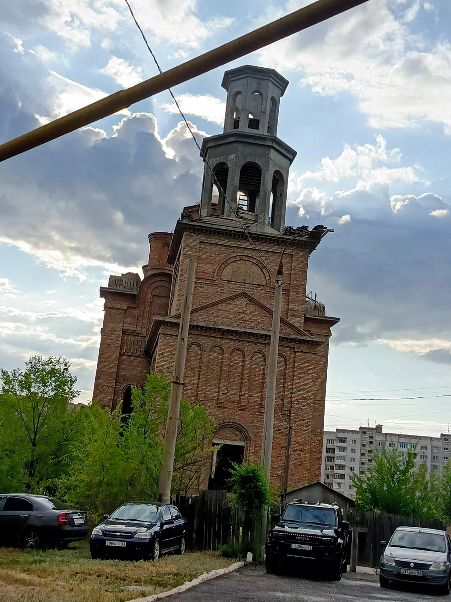 Фото 1 - строящийся большой храм святого великомученика и целителя Пантелеимона в посёлке Сухая Самарка.