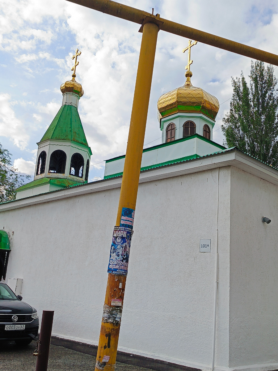 Фото 2 - действующий с 2000 года храм святого великомученика и целителя Пантелеимона в посёлке Сухая Самарка.