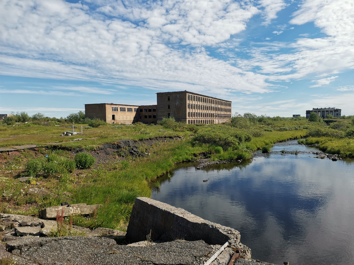 Заходим. Переходим небольшой мостик, ведущий к посёлку.