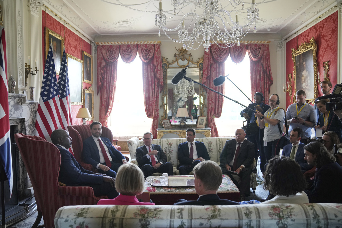     Встреча в Британии представителей США, ЕС и Украины / AP Photo/Kin Cheung