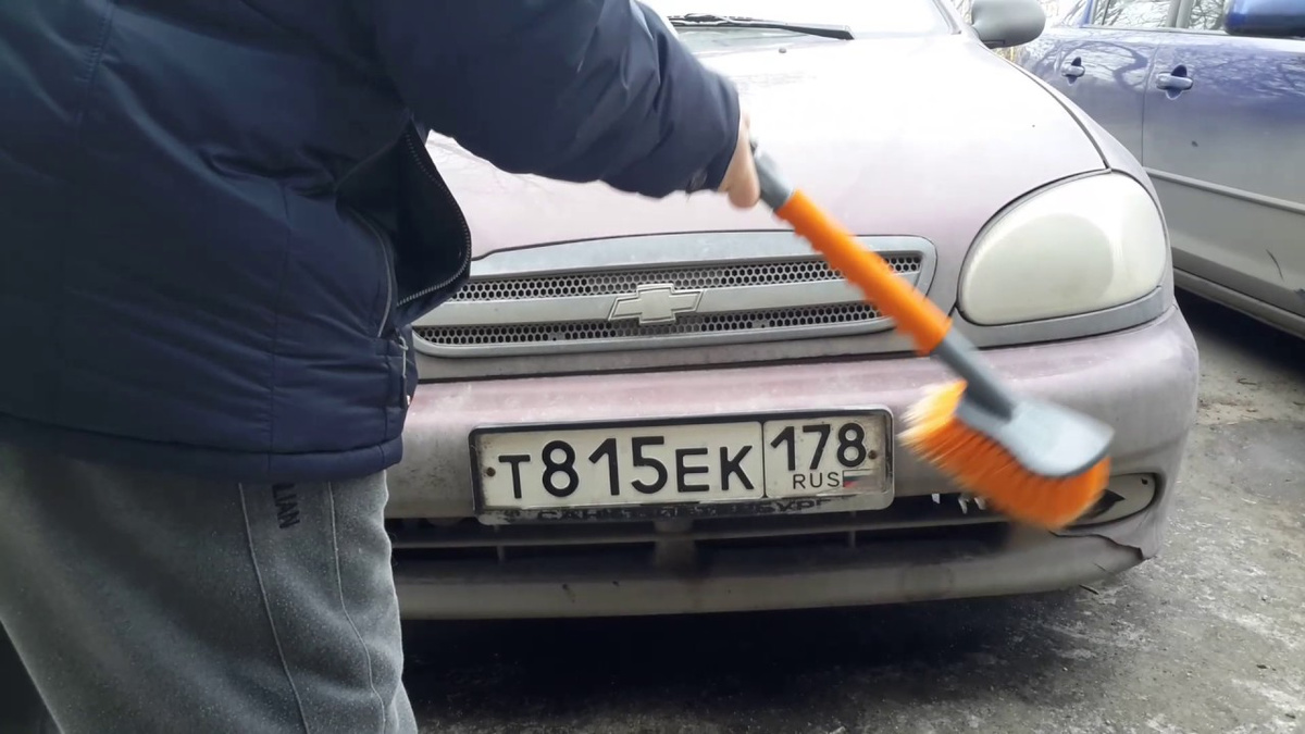 Лучше держать в багажнике компактную щетку и проверять состояние номера перед поездкой