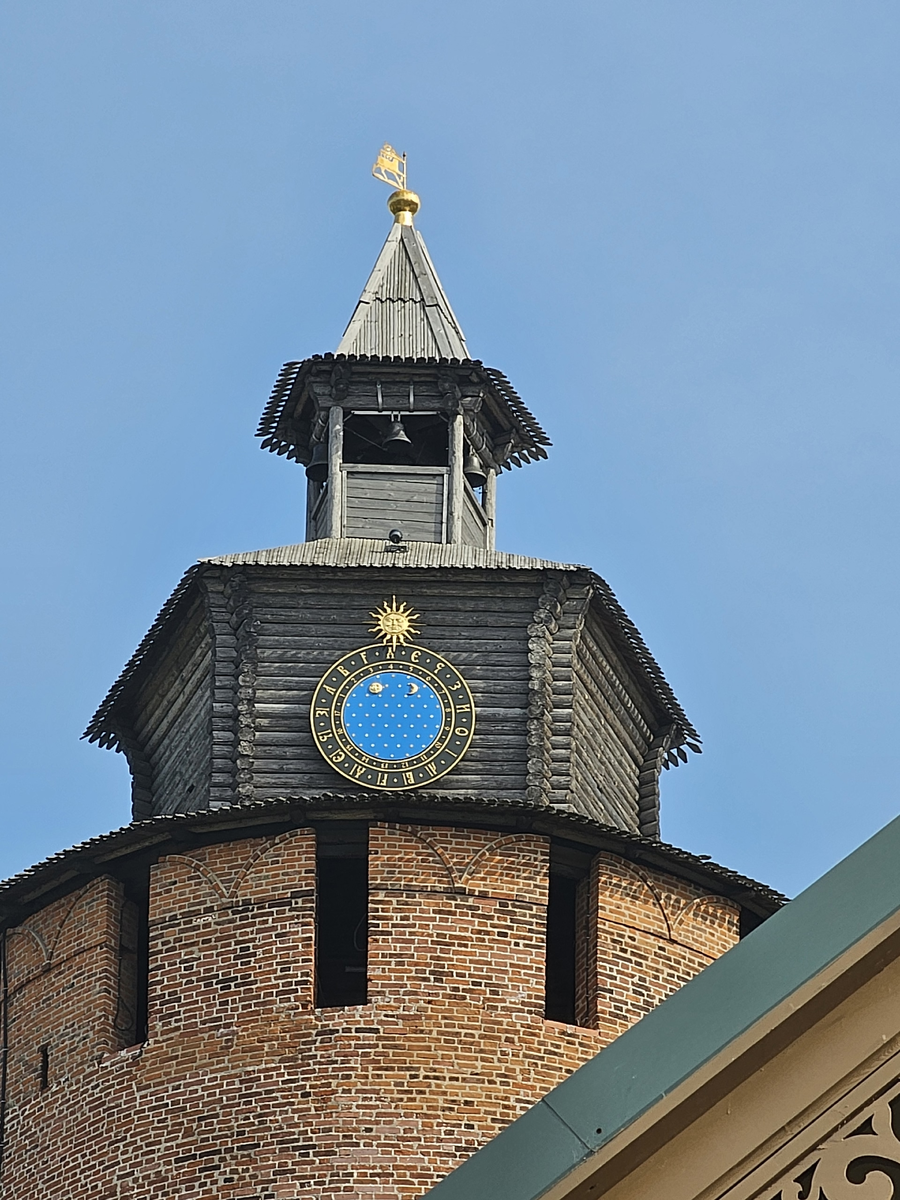 Фото автора. Часы на  одной из башен нижегородского кремля