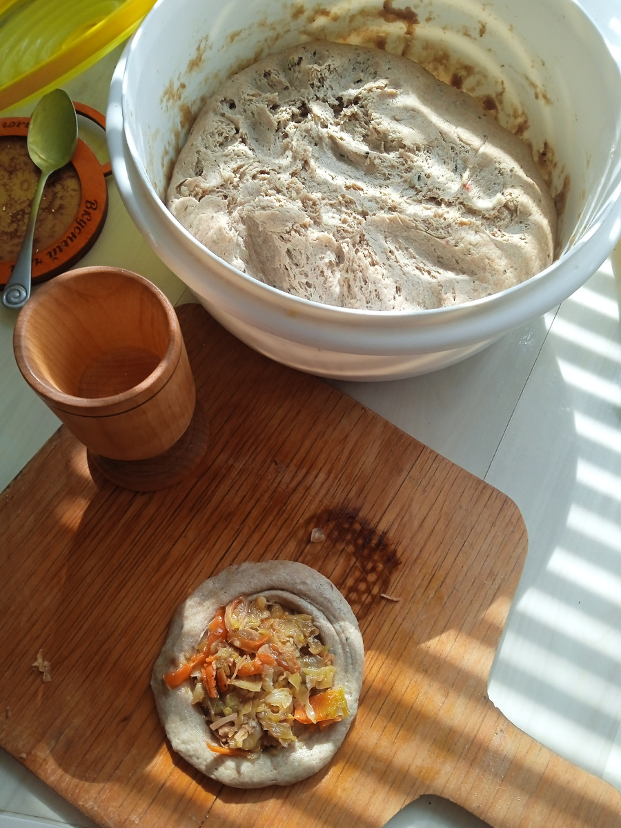 Тесто - из ржаной муки. 