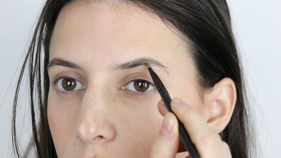 Почему одна бровь после перманента темнее другой?