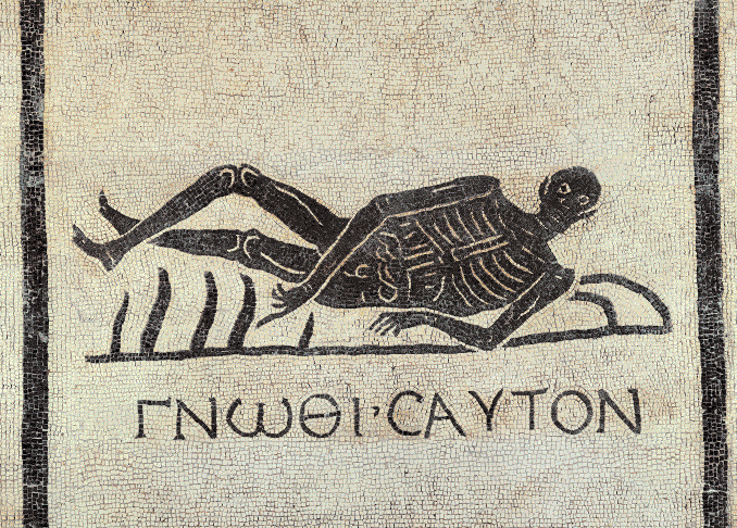 Погребальная мозаика
С древнейших времен в римской иконографии черный цвет, ассоциирующийся с черепом или скелетом, прочно утвердился как символ смерти, и эта связь сохраняется до наших дней.
Познай самого себя. Погребальная мозаика найдена на Аппиевой дороге (Сан-Грегория), начало III века. Museo Nazionale delleTerme, Рим.