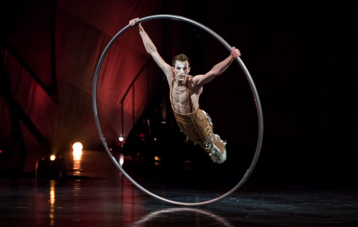 Артист на колесе Сира, фото Pinterest