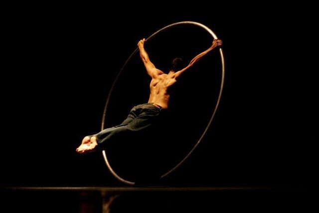 Артист на колесе Сира, фото отсюда tr.pinterest.com