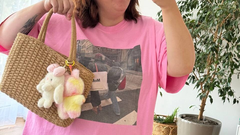11 летних образов plus - size с плетёной сумкой: от нежности до дерзости