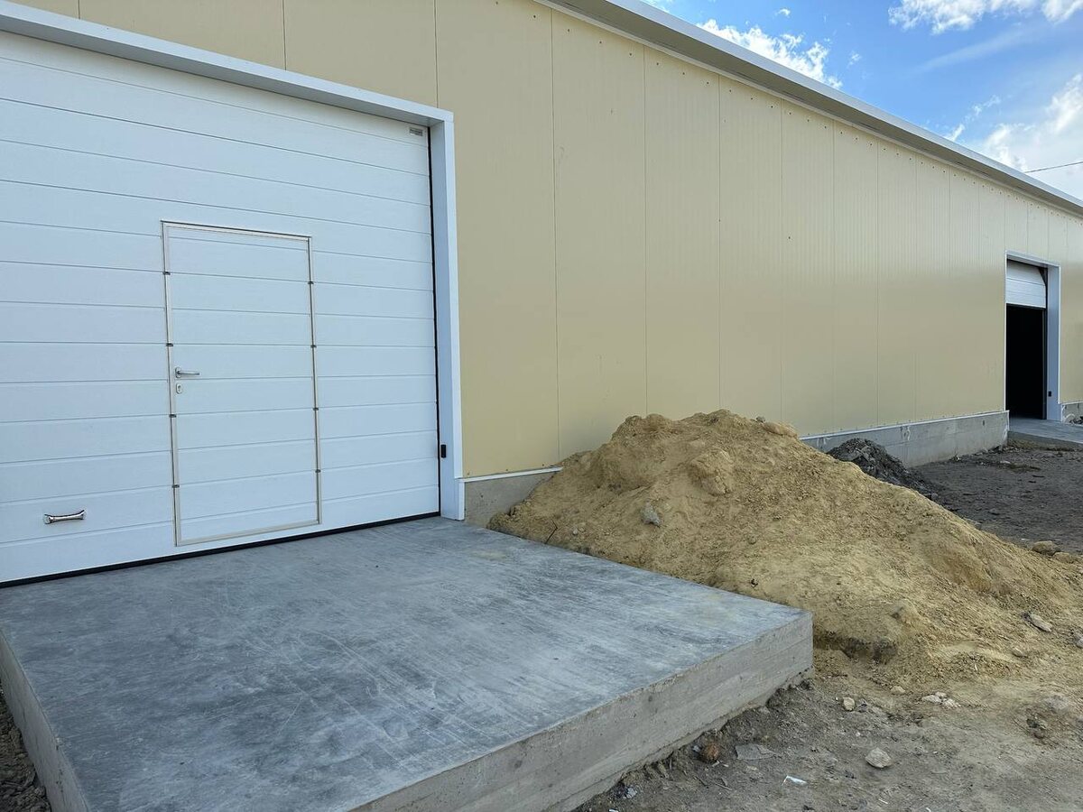 секционные ворота белого цвета