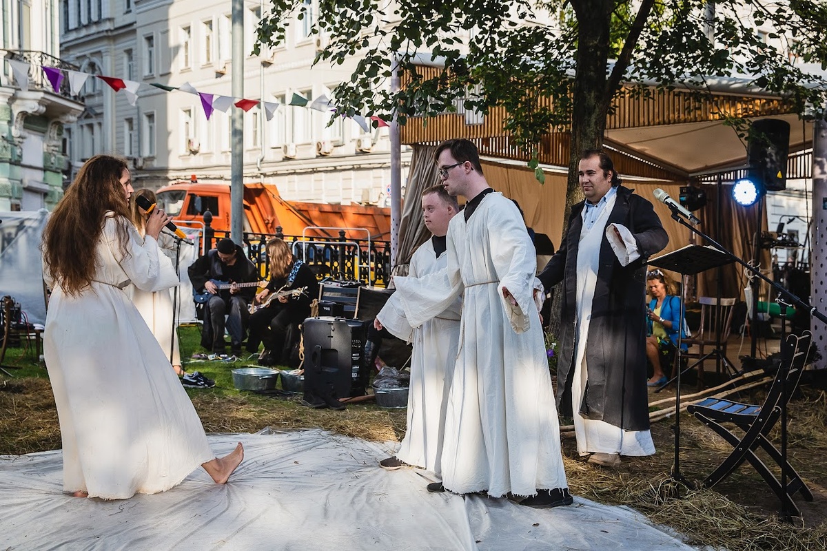 Вот он, наш мусоровоз. Жаль, тут не видно его лица. Почему он, кстати, там стоял? Был ли это настоящий мусоровоз?... Это почти начало. Впереди еще 2 часа. 