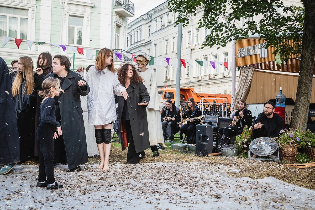 Близко к середине он стоит.