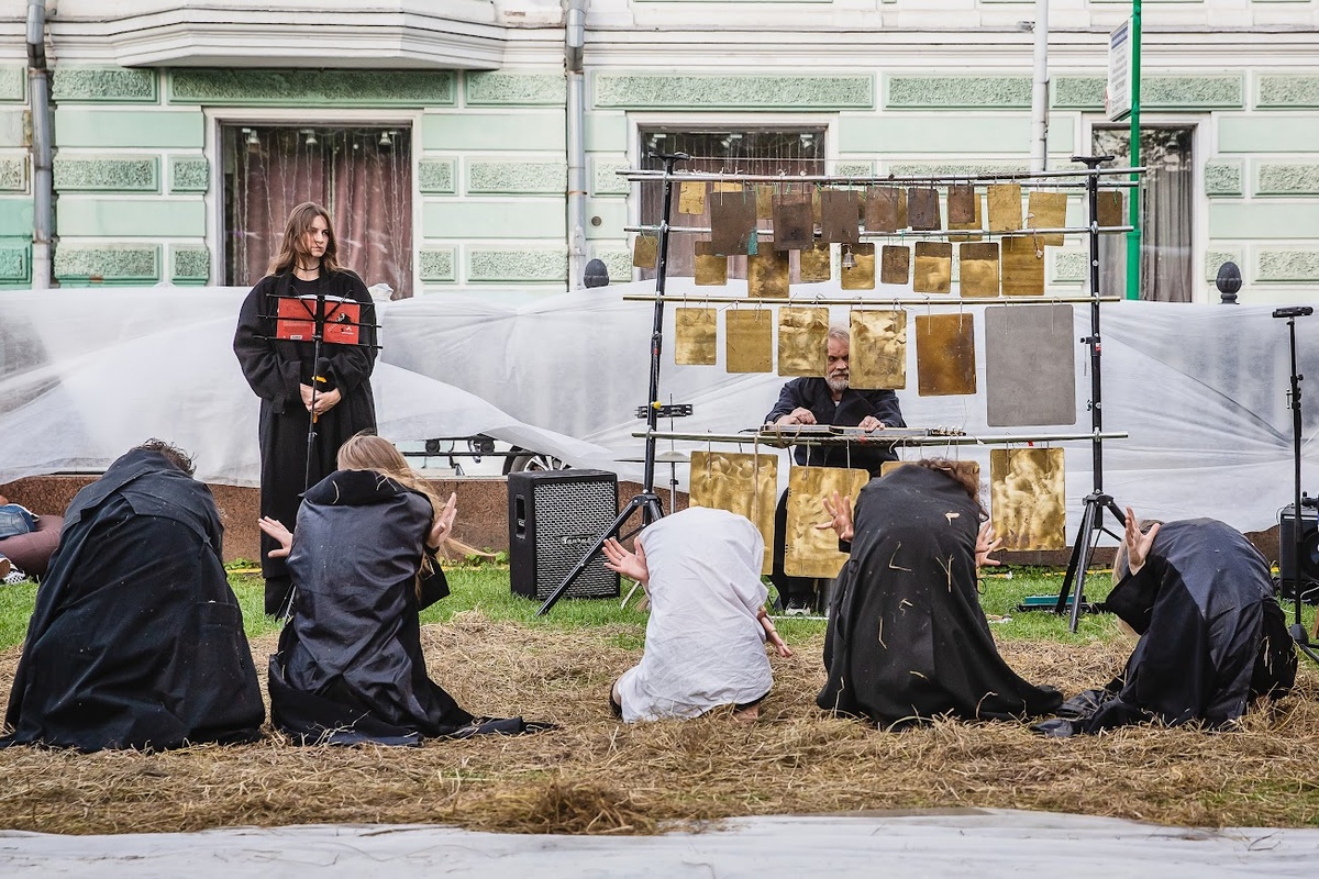 Музыка в спектакле не менее важна, чем движения и визуальные образы. Там и колокольный звон, и небольшой оркестр. 