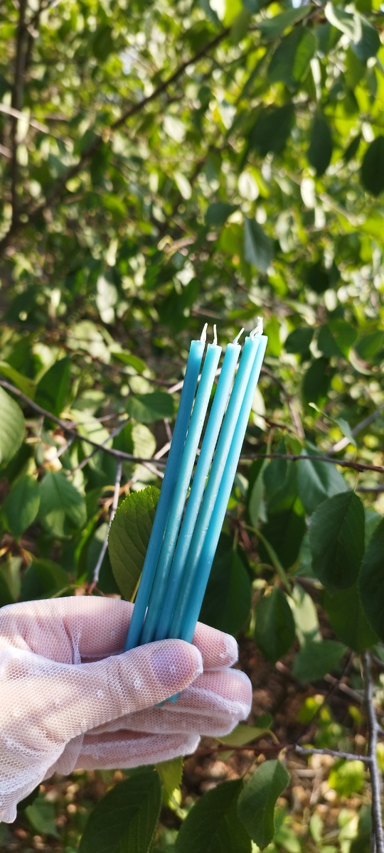 Восковые свечи голубого цвета 