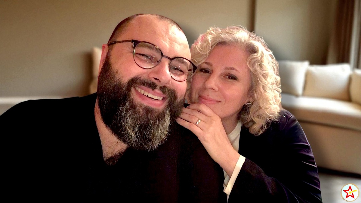 Продюсер Максим Фадеев опубликовал архивные кадры первой встречи с женой Натальей